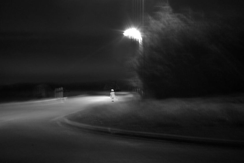 Ein Kind nachts auf der Landstraße - Bild von Marc Hatot auf Pixabay