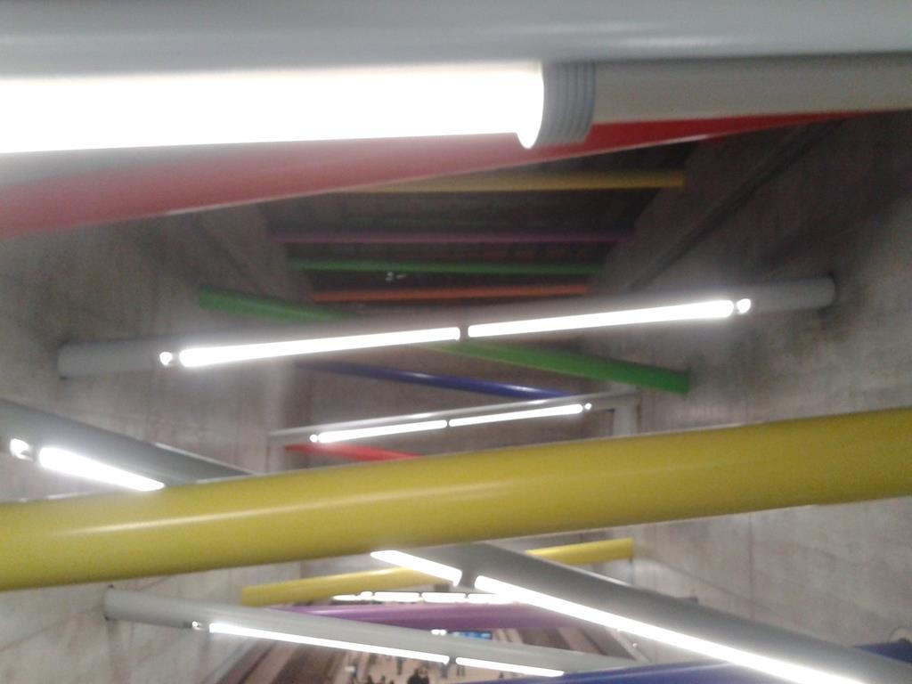 Die Rohrkonstruktion als Blickfang über der Rolltreppe des Bayerischen Bahnhofs - (C) Henning Uhle