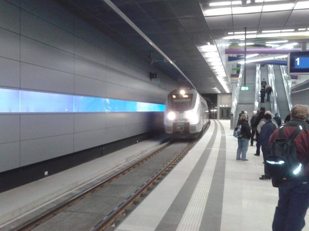 Einfahrt eines "Hamsters" ein "Talent 2" im Bahnhof "Bayerischer Bahnhof" - (C) Henning Uhle