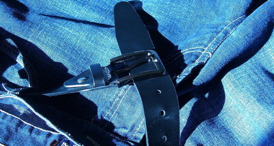 Jeanshose mit Gürtel - Bild von Mark Johansson auf Pixabay