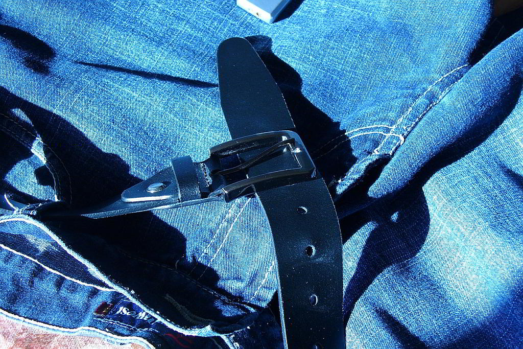Jeanshose mit Gürtel - Bild von Mark Johansson auf Pixabay