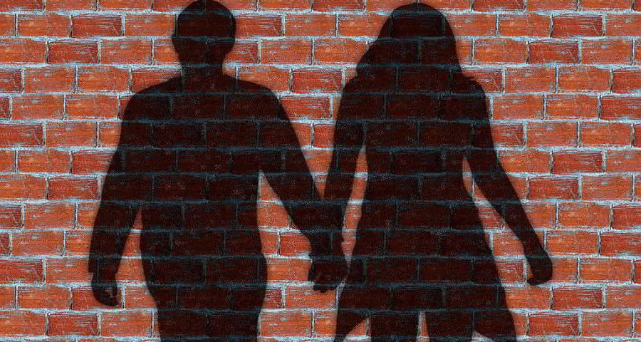 Ein Paar vor der Mauer - Bild von Gerd Altmann auf Pixabay