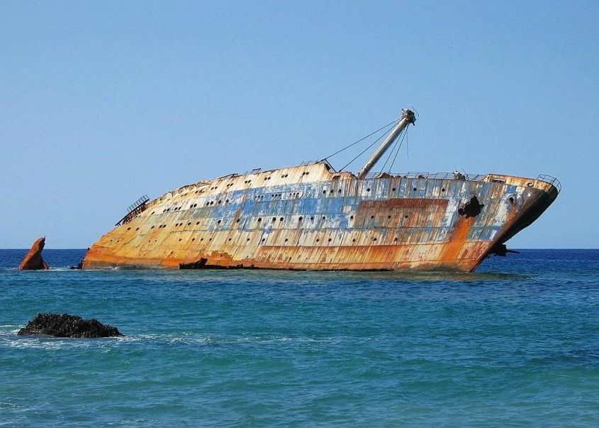 Schiffswrack vor den Kanarischen Inseln - Bild von David Mark auf Pixabay