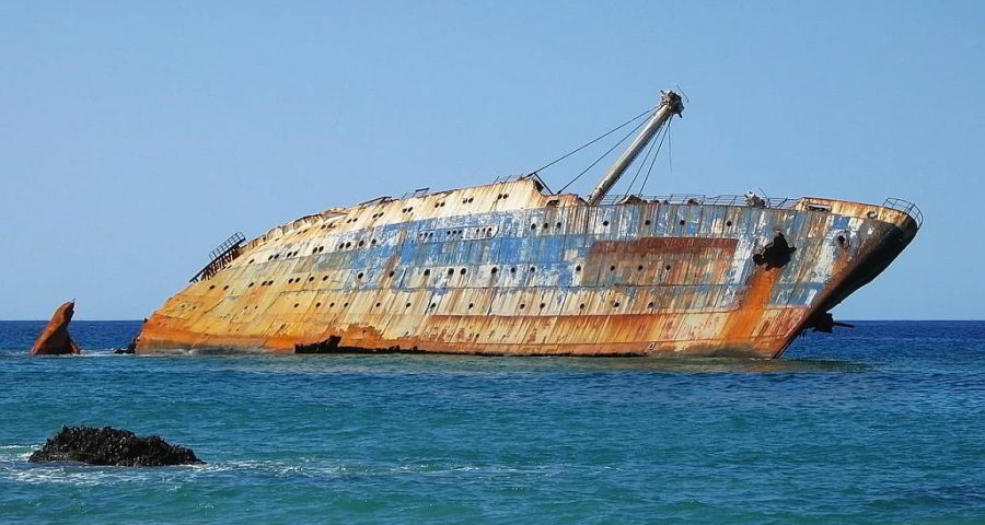 Schiffswrack vor den Kanarischen Inseln - Bild von David Mark auf Pixabay
