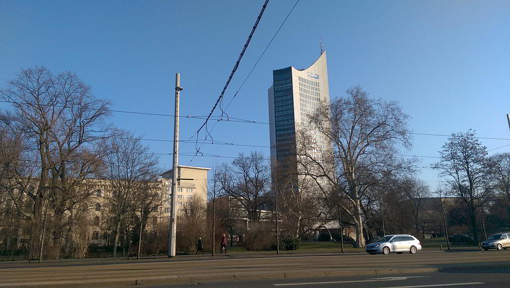 Wilhelm-Leuschner-Platz mit Blick in Richtung Uniriesen in Leipzig