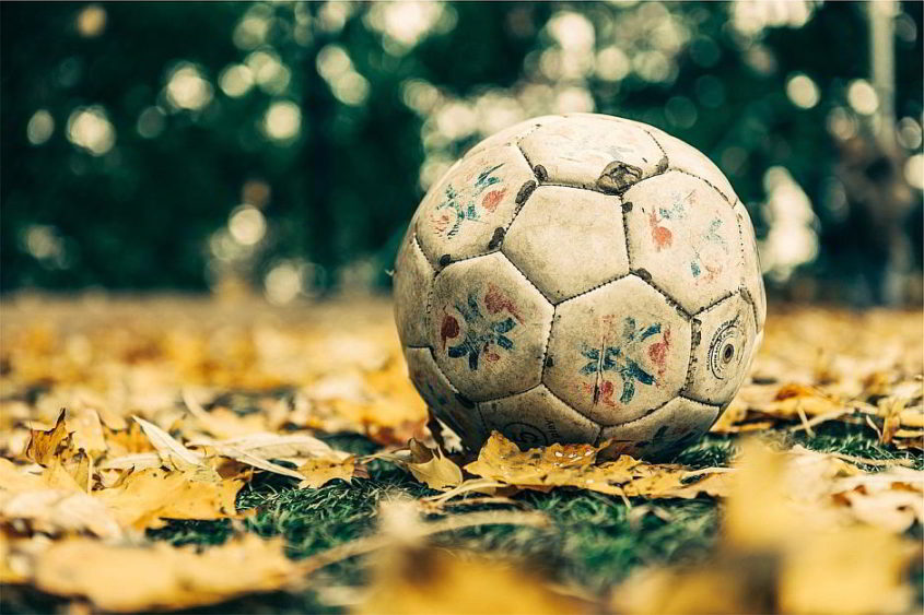 Fußball im Laub - (C) StockSnap CC0 via Pixabay.de