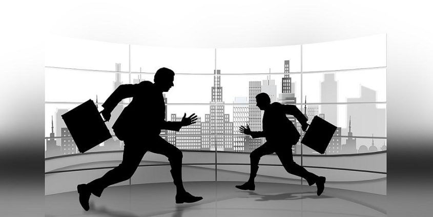 Flüchtende Geschäftsleute an der Börse - Bild von Gerd Altmann auf Pixabay