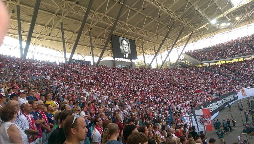 Schweigeminute zum Tod von Gerhard Mayer-Vorfelder beim Spiel RB Leipzig gegen FC St. Pauli in der Red Bull Arena, Leipzig