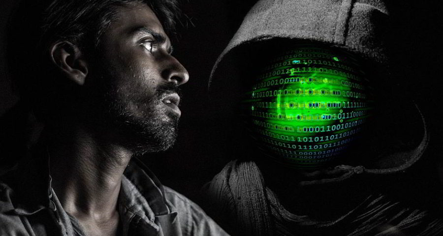Hacker next to you - Bild von Gerd Altmann auf Pixabay
