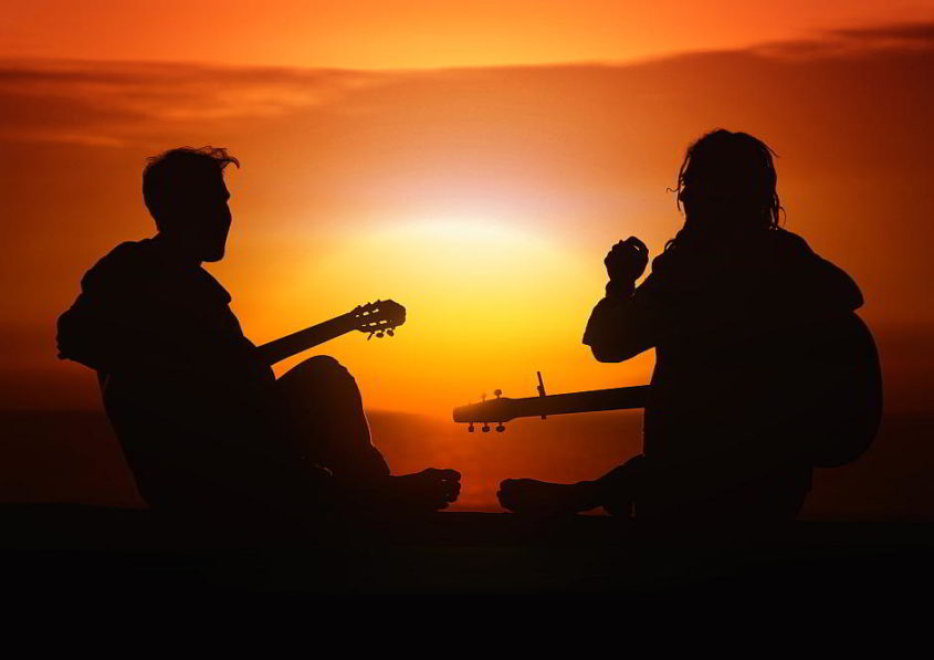 Gitarrenspieler im Sonnenuntergang - Bild von Gerd Altmann auf Pixabay