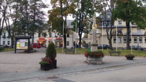 Marktplatz Oberwiesenthal mit Postdistanzsäule