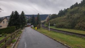 Siedlung an der Fichtelberg-Bahn mit Blick auf die Schanzen und den Fichtelberg