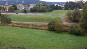 Blick über Oberwiesenthal: Gerade hin ist der zentrale Parkplatz zu sehen, links geht es nach Unterwiesenthal und Hammerunterwiesenthal, rechts ins Stadtzentrum