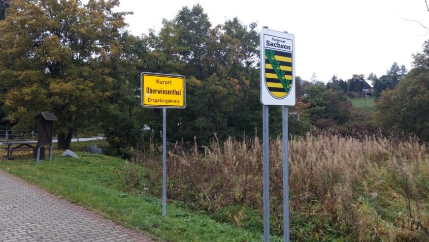 Ortseingang Kurort Oberwiesenthal am deutsch-tschechischen Fußgänger-Grenzübergang