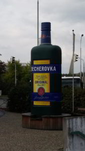 Becherovka - der berühmte Karlsbader Becherbitter ziert die Straßen