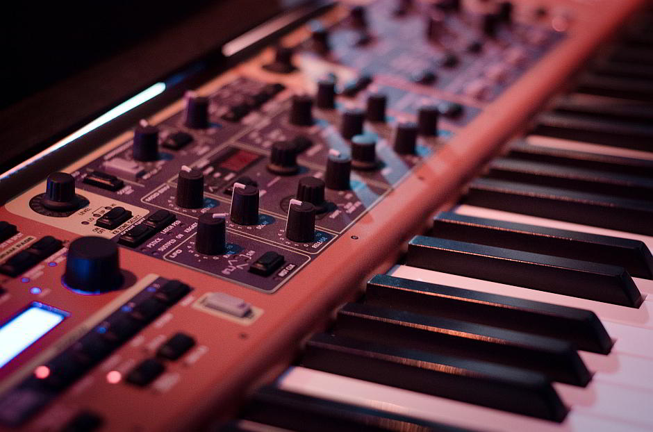 Synthesizer - Bild von Rudy and Peter Skitterians auf Pixabay