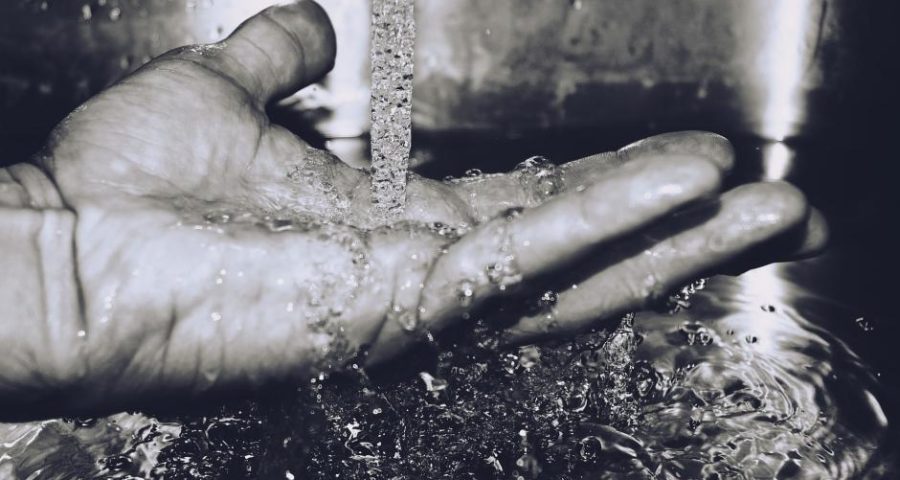 Eine Hand, die Wasser auffängt - Bild von Pexels auf Pixabay