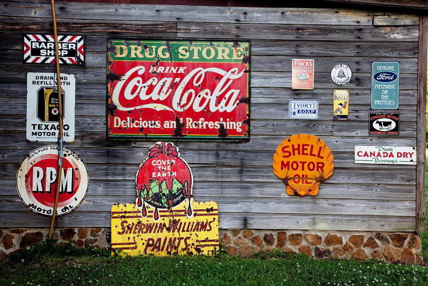 Werbung an einer Holzfassade - (C) Falkenpost CC0 via Pixabay.de