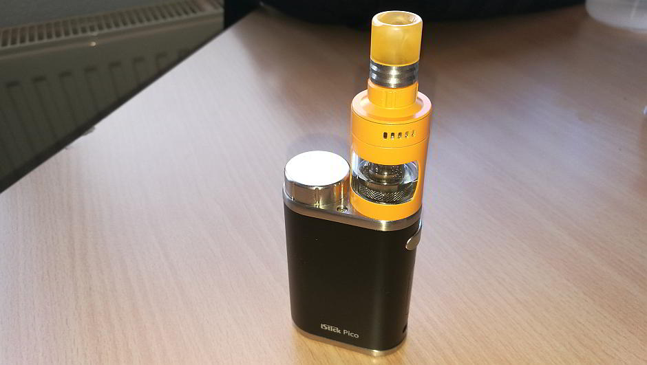 Der iStick Pico mit einem orangen Cubis Pro Verdampfer