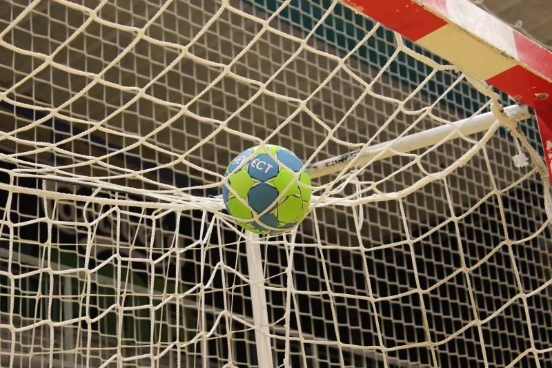 Handball - Bild von JeppeSmedNielsen auf Pixabay