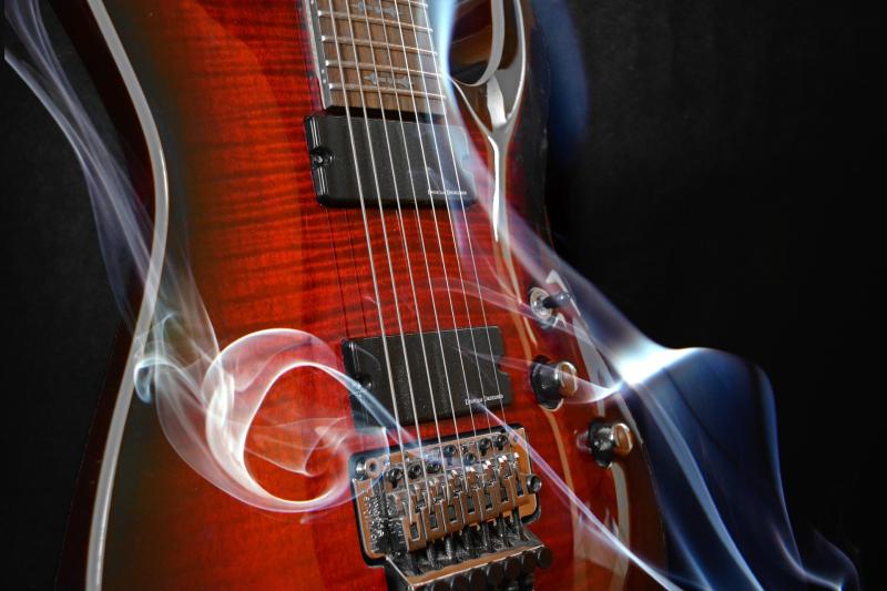 Gitarre - (C) jaimacgx8 CC0 via Pixabay.com - https://pixabay.com/de/gitarre-acht-saiten-sieben-saiten-2916408/
