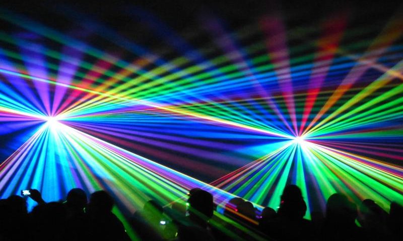 Eine Lasershow, wie sie zu Lambda's "Hold on tight" passen könnte - Bild von LoggaWiggler auf Pixabay