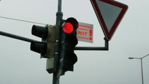 Die Ampel an der Theresienstraße in Leipzig in Richtung Maximilianallee