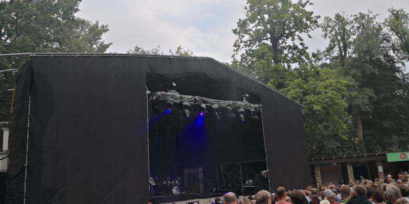 Set von OMD auf der Parkbühne Leipzig vor Beginn des Konzerts