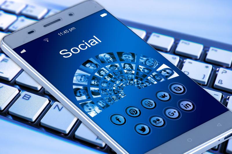 Social Media auf dem Smartphone, MeWe noch nicht dabei - Geralt Altmann CC0 via Pixabay.com