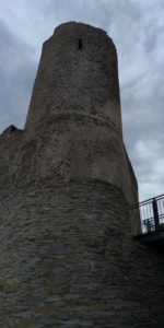 Der Bergfried der Burgruine Landshut