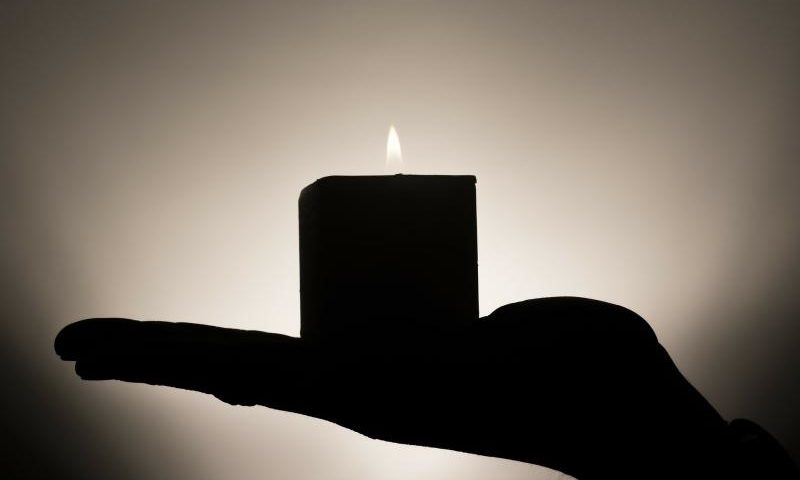 Come and leave a light on for me - Eine Kerze - Bild von Thomas Mühl auf Pixabay