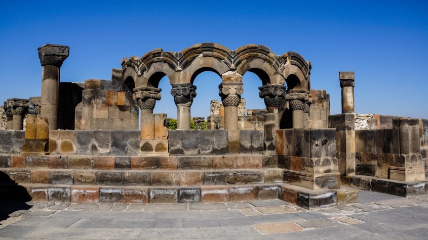 Die armenische Kathedrale von Zvarnots - Bild von Taken auf Pixabay